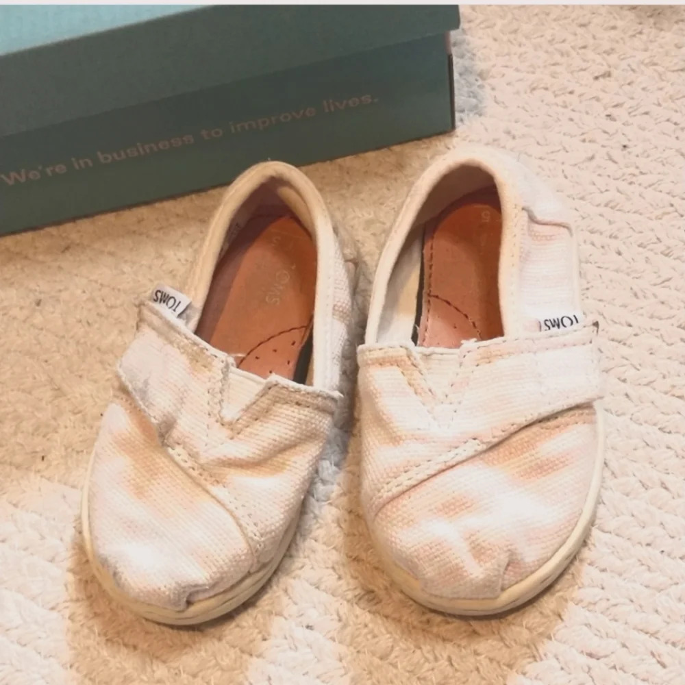 Toms pale pink and white Espadrilles size 5